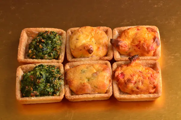 Büfe, masaya davranır