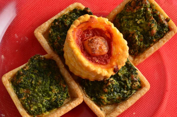 Büfe, masaya davranır