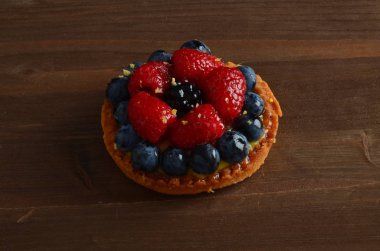 restoranda taze kırmızı meyve pasta