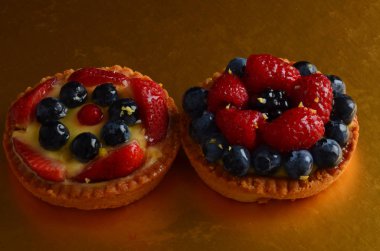 restoranda taze kırmızı meyve pasta