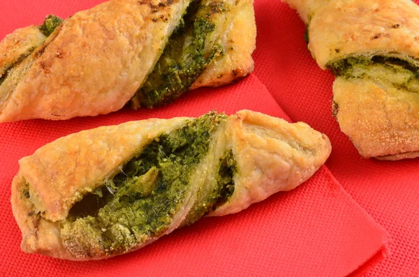 Ton balıklı salata restoranda ahşap plaka üzerinde kraker