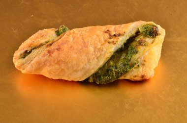 Ton balıklı salata restoranda ahşap plaka üzerinde kraker