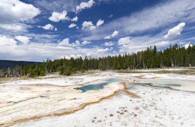 güzel mavi kütleye havuzda yellowstone Milli Parkı