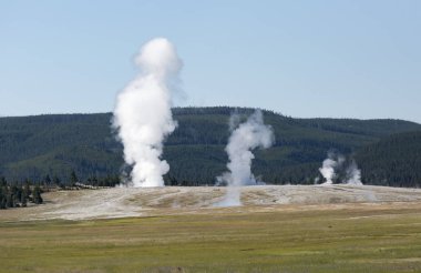 Patlayan geysers Buhar ile. Çeşme boya kaplar. Yellowstone Na