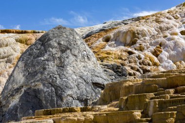 Kaplıcalar Traverten bir tepe üzerinde büyük bir kompleks. Mamut 
