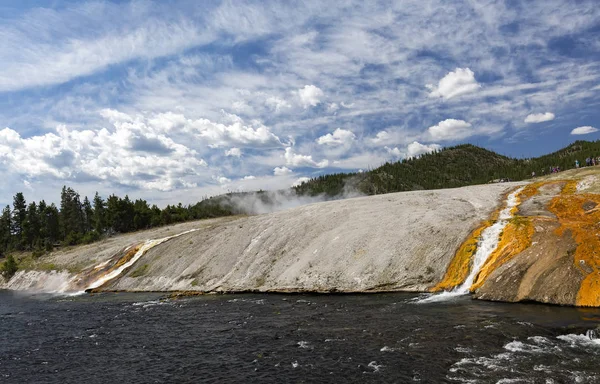 Hete vulkanische stream gieten in de Firehole River, Grand Prismat — Stockfoto