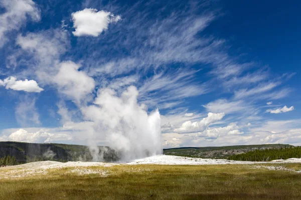 Erupción del viejo géiser fiel en el parque nacional de Yellowstone — Foto de Stock