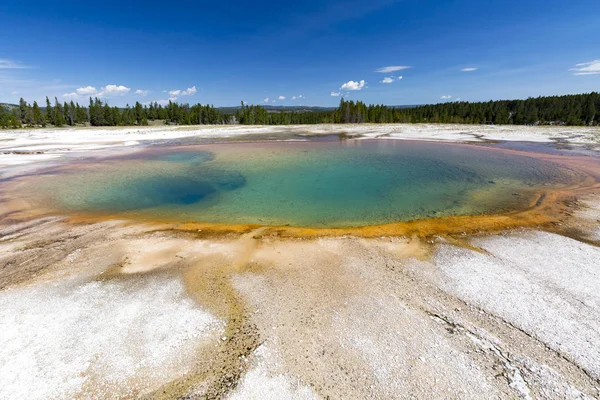 Turquoise Pool, una fuente termal, con reflejo en los Midway Geys — Foto de Stock