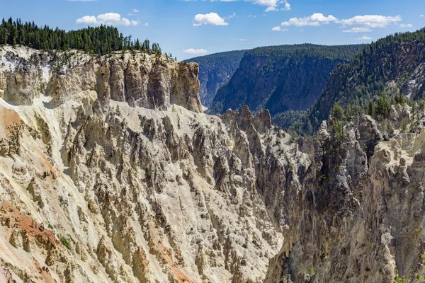 Krajina pohled na grand canyon of yellowstone, wyoming, usa — Stock fotografie