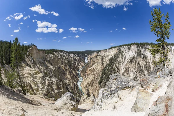 Las cataratas bajas del río Yellowstone, vista panorámica en amarillos — Foto de Stock