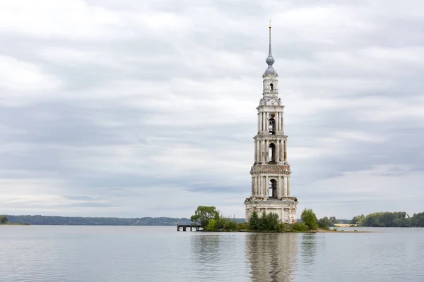 Kalyazin, Rusya - Ağustos, 26, 2016: Eski K çan kulesi sular altında