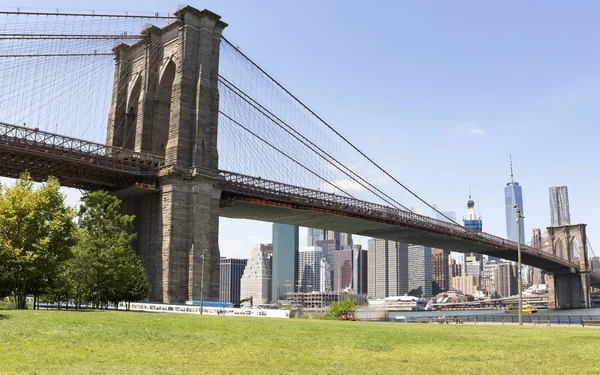 BROOKLYN, Nueva York - 20 de julio: Puente de Brooklyn desde el Puente de Brooklyn — Foto de Stock