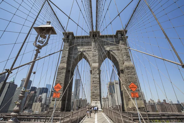 NUEVA YORK - 20 DE JULIO: Vistas del Puente de Brooklyn en un día de verano — Foto de Stock