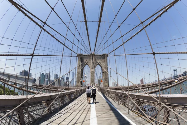 NUEVA YORK - 20 de julio de 2016: El puente de Brooklyn 20 de julio de 2016 — Foto de Stock