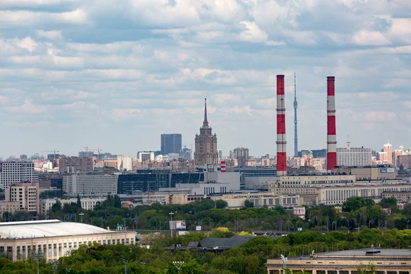 Russland, Moskva - 19.2017: Ostankino TV-tårn, hotellet "Ukr. – stockfoto