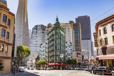San Francisco, Ca - 16 Temmuz 2017: Columbus kulesi. Bakır-gr