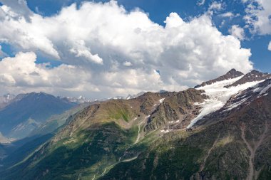 Elbrus yakınındaki dağların renkli görünüm
