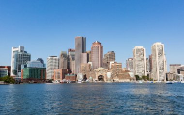 Boston - 21 Temmuz 2017: Şehir manzarası güneşli bir günde. Şehir