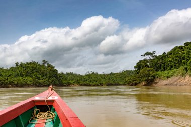 Usumacinta nehrinde sınır beetween Meksika üzerinde seyir 