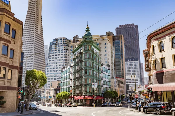 Сан-Франциско, Калифорния - 16 июля 2017 года: Башня Колумб. The copper-gr — стоковое фото