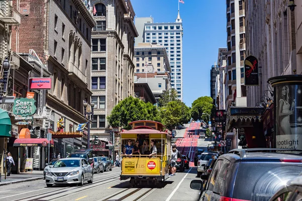 SAN FRANCISCO CA. - JULY16: Passasjerer kjører i en taubane på Ju – stockfoto