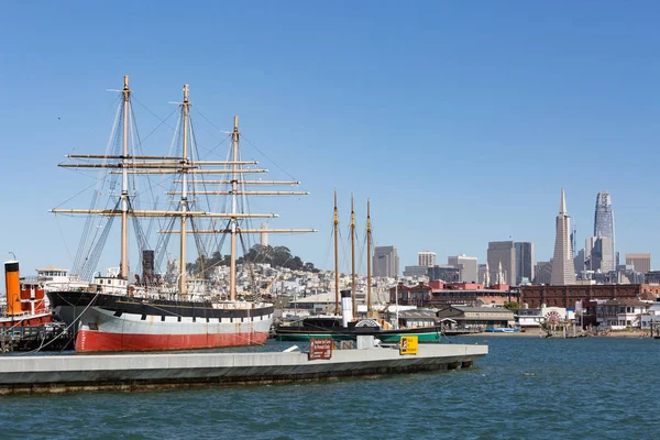 SAN FRANCISCO, USA - 17. juli 2017: Aquatic Park and the histori – stockfoto