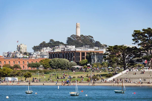 SAN FRANCISCO, Amerika Serikat - 17 Juli 2017: Orang-orang mengunjungi Aquatic Park di — Stok Foto