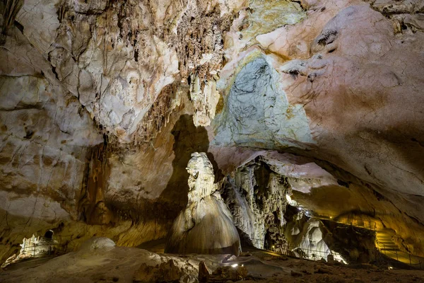 Die Karsthöhle emine-bair-khosar im tschatyr-dag-Gebirge im Verbrechen — Stockfoto