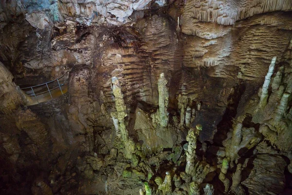 ALUSHTA, CRIMEA - 07 de novembro de 2017: A caverna cárstica de Emine Bai — Fotografia de Stock