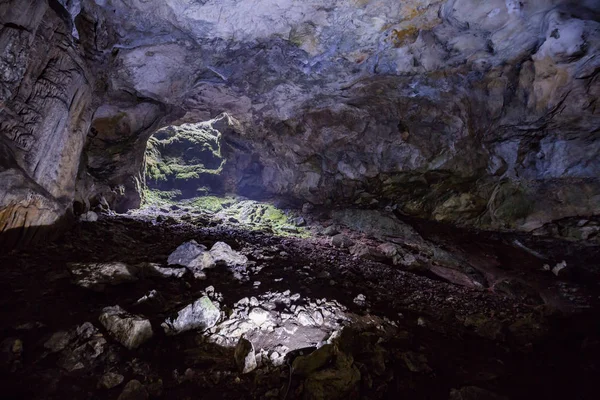 A caverna de carste de Emine Bair Hosar na montanha de Chatyr-Dah em Cri — Fotografia de Stock