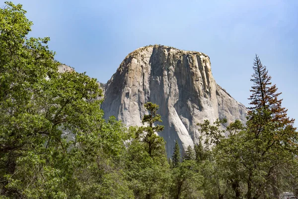 El Captain Rock dans le parc national de Yosemite, Californie — Photo