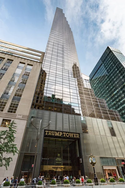 NUEVA YORK, EE.UU. - 10 de julio de 2017. Torre Trump en la Quinta Avenida a mediados de — Foto de Stock