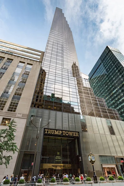 New York, ABD - 10 Temmuz 2017. Trump Tower Fifth Avenue'de