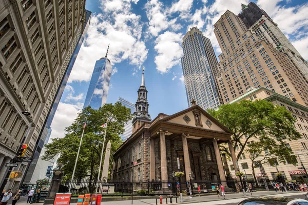 New York, ABD - 9 Temmuz 2017: St. Pauls Şapel ve bir dünya Tra