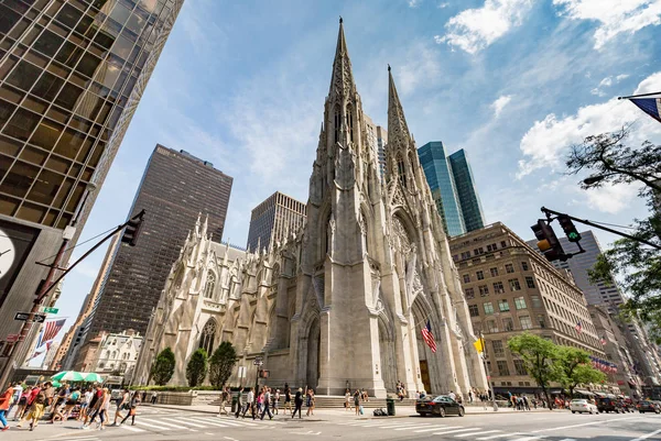 NUEVA YORK, EE.UU. - 10 DE JULIO DE 2017: Catedral de San Patricio 5ª avenu — Foto de Stock