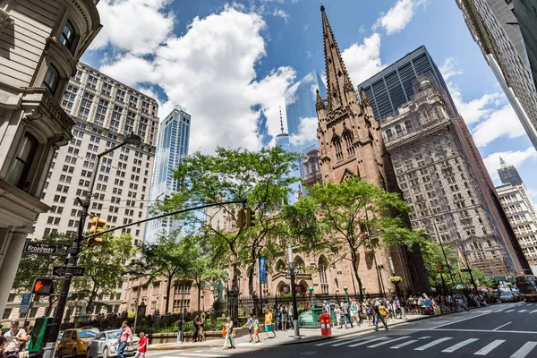 Nueva York, EE.UU. - 9 de julio de 2017: Calle con los turistas y el tráfico a — Foto de Stock