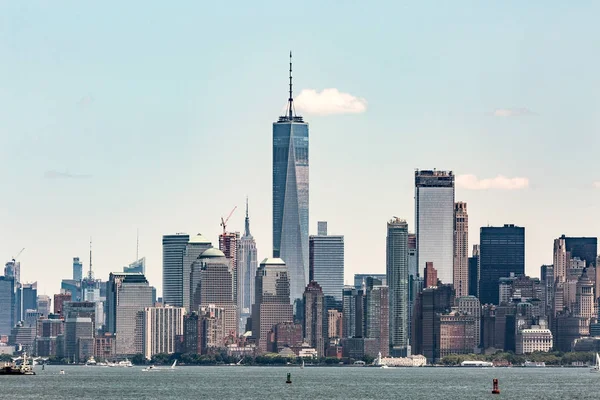 Lower Manhattan skyline Nueva York desde la bahía NYC USA — Foto de Stock