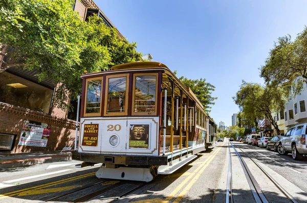 SAN FRANCISCO, CALIFORNIA, Estados Unidos - 19 de julio de 2017: Un teleférico cerca de — Foto de Stock