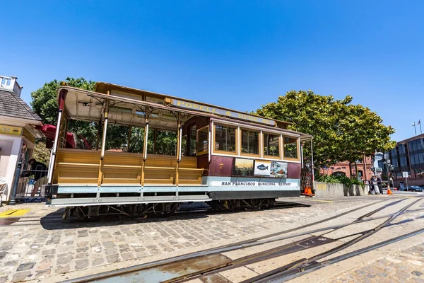 SAN FRANCISCO, CALIFORNIA, Estados Unidos - 19 de julio de 2017: Un teleférico cerca de — Foto de Stock