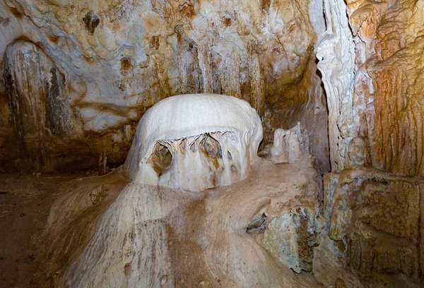 Karstgrotten Emine-Bair-Khosar i Chatyr-Dag-fjellet på Krim stockbilde