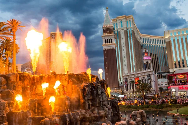 LAS VEGAS - 13. juli: Mirage Hotel kunstig Volcano Eruptio stockfoto