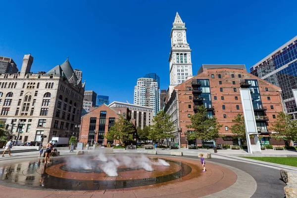 Boston - 21 Temmuz 2017: Özel ev Tower ve çevresindeki b