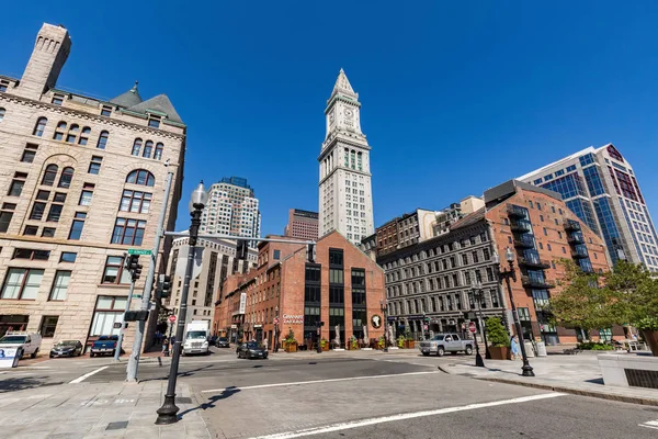 BOSTON - 21 de julio de 2017: La Torre de la Aduana y sus alrededores b — Foto de Stock