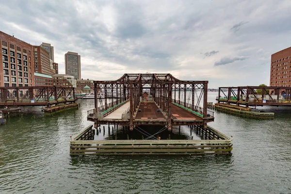 BOSTON 21 IULIE 2017: Boston Northern Avenue Bridge. Construit în — Fotografie, imagine de stoc