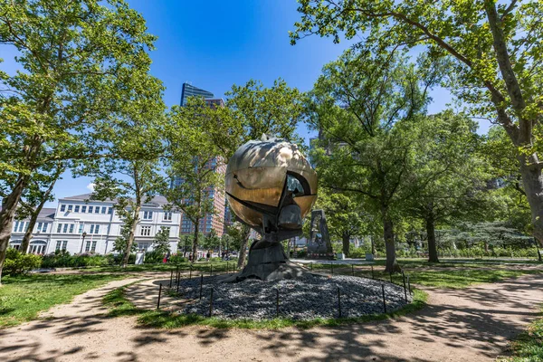 NUEVA YORK, EE.UU. - 09,2017 julio: La escultura de la Esfera, duri dañado — Foto de Stock