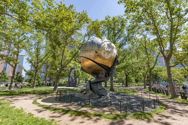 New york, usa - juli 09.2017: die kugelskulptur, beschädigt duri — Stockfoto