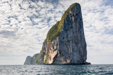 Kireçtaşı kayalıklarla Adası Phi Phi Leh, Krabi il, Tayland