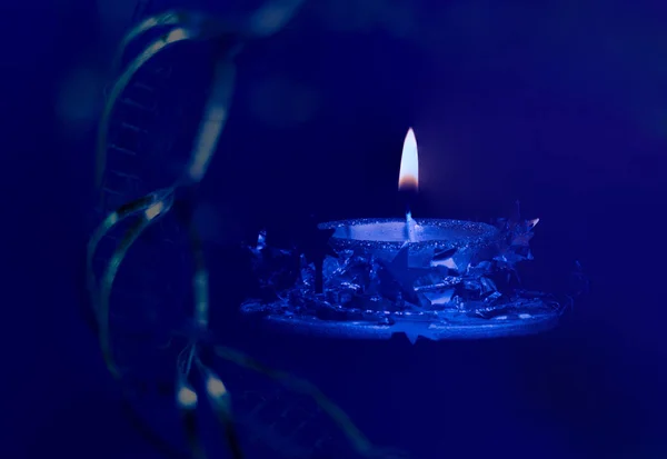 圣诞节蓝色背景蜡烛. — 图库照片