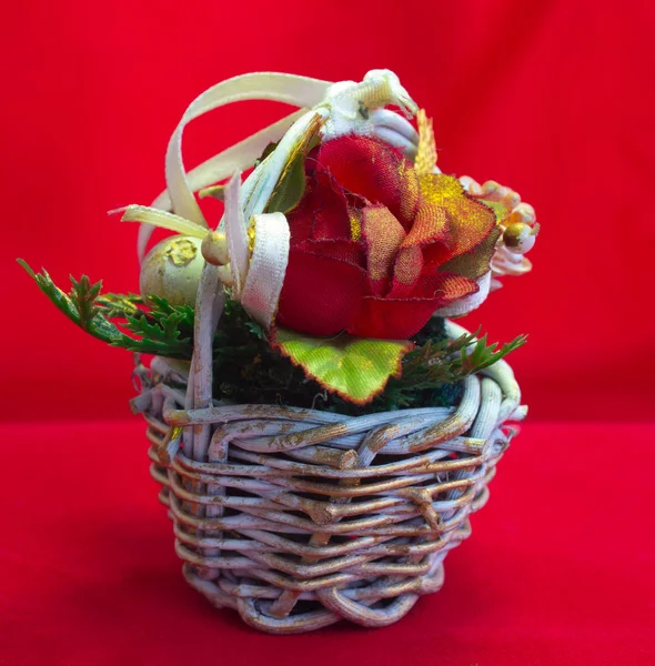 Noel kek kırmızı zemin üzerine çiçekli