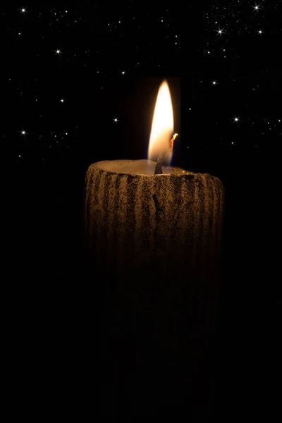 Різдвяна жовта свічка з зірками — стокове фото